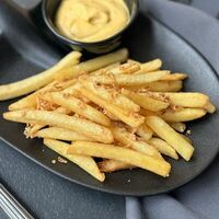 Картофель фри с жареным луком и соусом в В Питере пить