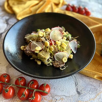 Салат с вырезкой телёнка и овощами под франзуским соусом в Паста & Пицца по цене 770 ₽