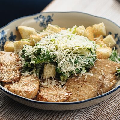 Цезарь с куриной грудкой в Москва по цене 600 ₽