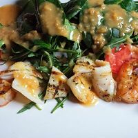 Жаренные на гриле креветки и кальмары в Torro Grill