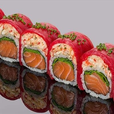 Ролл из тунца еллоуфин, лосося, камчатского краба в соусе спайси в Bluefin по цене 5050 ₽