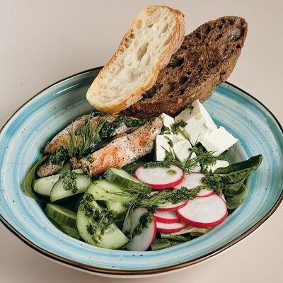Салат с куриной грудкой и шпинатом в Поль Бейкери по цене 505 ₽
