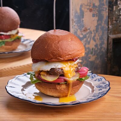 Бургер классический в Finch Bistro по цене 890 ₽