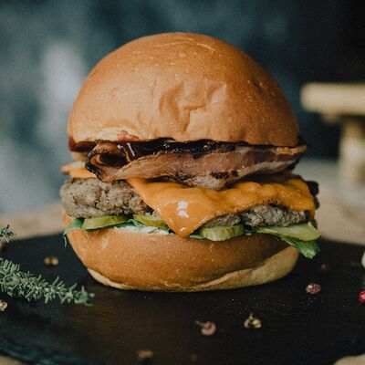 Бургер с говядиной и беконом в Crafty Radler по цене 665 ₽