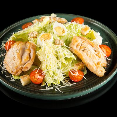 Цезарь с курицей в Вкус и лосось по цене 495