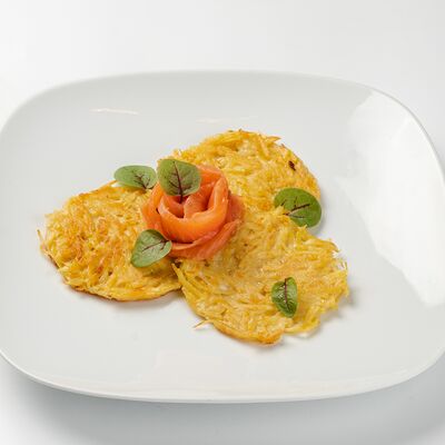 Драники с лососем в Матрешка по цене 590 ₽