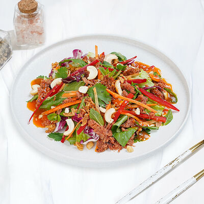 Салат азиатский с говядиной в Магбургер & Братья Караваевы по цене 305