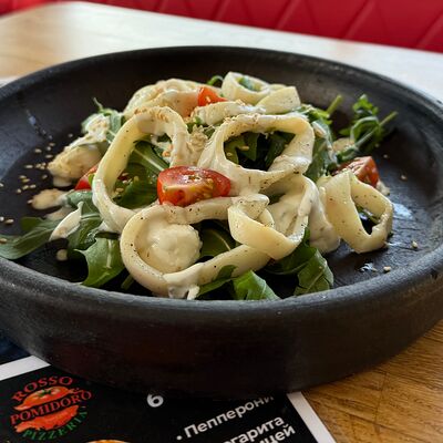 Салат с кальмаром в Rosso Pomidoro по цене 990 ₽