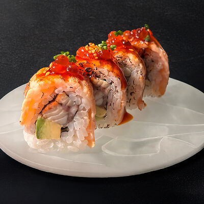 Ролл с угрем и карамельным лососем в Self Edge Japanese по цене 1300 ₽