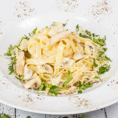 Феттуччине с цыплёнком и грибами в Луиджи & Тосё по цене 339