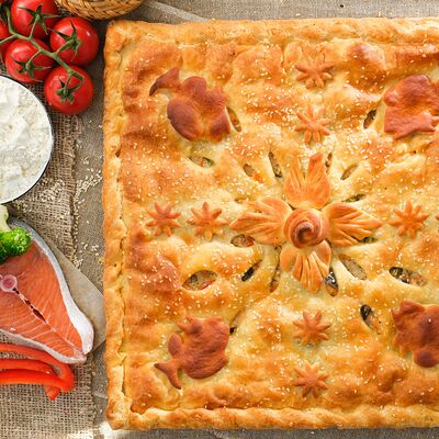 Слоёный пирог с сёмгой и овощами в Пироги по-коми по цене 4049 ₽
