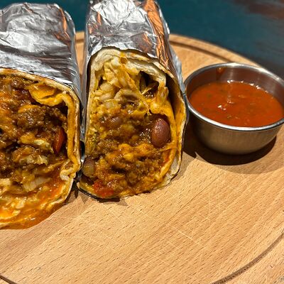 Буррито с чили кон карне в La Catrina по цене 590 ₽