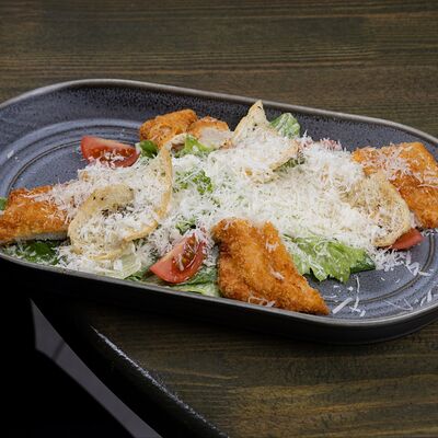 Цезарь с куриным бедром в Лаунж бар 6/20 по цене 650 ₽