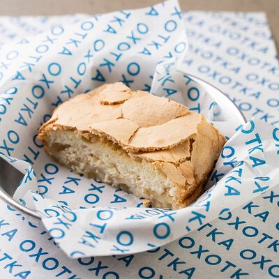 Домашняя шарлотка с ванильным соусом в Охотка по цене 250 ₽