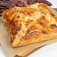 Хачапури Пеновани с сыром, зеленью и ветчиной в Хинкарули