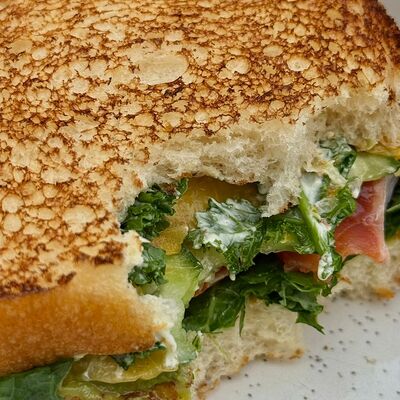 Сэндвич с лососем и пармезаном в Krems по цене 770 ₽