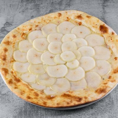 Пицца с грушей и сыром горгонзола в Bocconcino по цене 1170 ₽