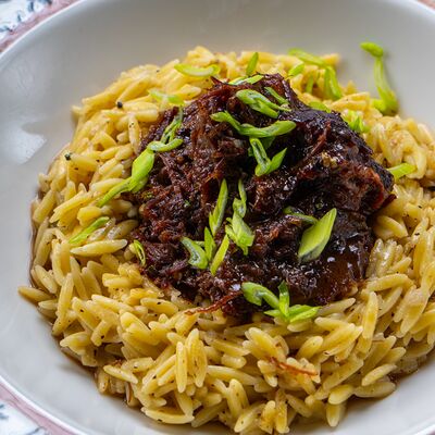 Говяжьи щечки с пастой орзо в Шари Вари Чайхана по цене 895 ₽