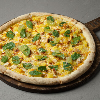 Пицца с подкопченой курицей и ананасами в Диккенс по цене 620 ₽