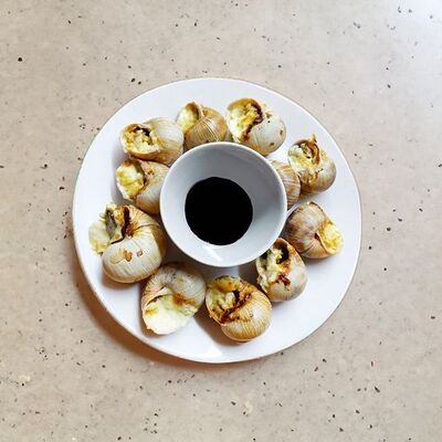 Запечённые улитки в чесночном соусе в Оригами по цене 824 ₽