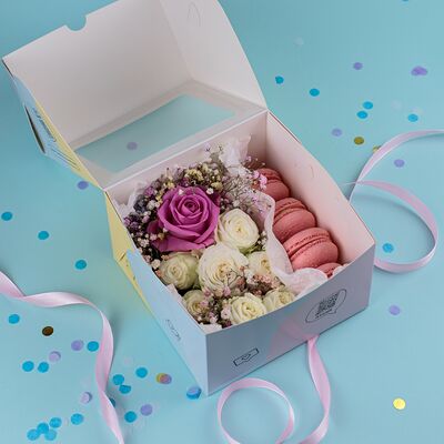 Макаронсы с гипсофилой и розами Аваланж в Пышно Расцвели по цене 3500 ₽