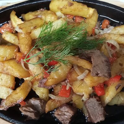 Сковородка свинина с овощами и картофелем в Легенда по цене 670 ₽