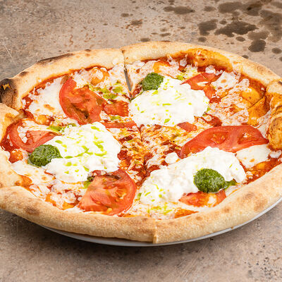 Томаты со страчателлой и базиликом в Lili по цене 800 ₽