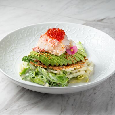 Королевский камчатский краб с огурцом, авокадо, листьями салата и икрой в Мясной синдикат по цене 2390 ₽