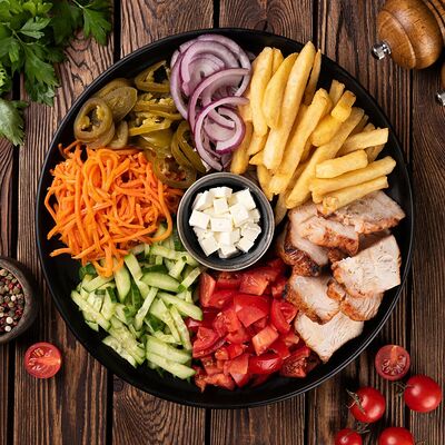 Шаверма на тарелке с брынзой в Кухня 91 по цене 612 ₽