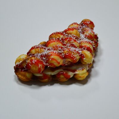 Вафля Клубничное Рафаэлло в Пышки и вафли по цене 535 ₽