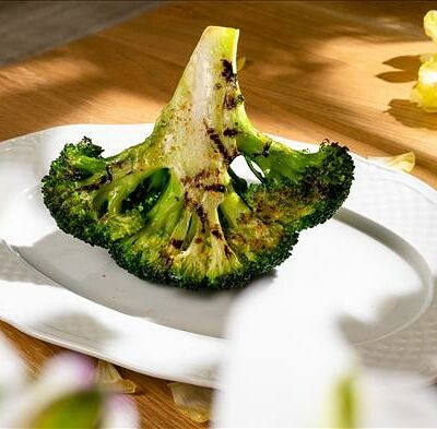 Брокколи с маслом чили в Omela по цене 700 ₽