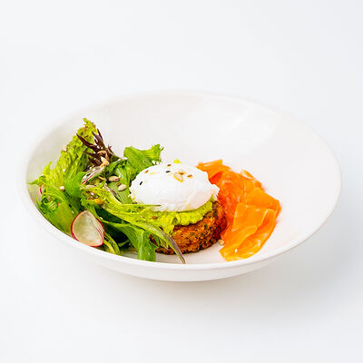 Драники из батата с пашот и лососемв KM20 по цене 1620 ₽