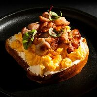 Скрембл с бриошью и беконом в Cocos Lounge