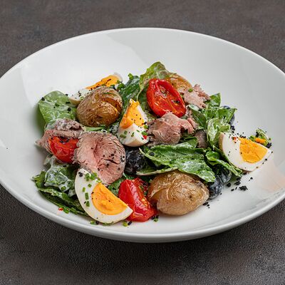 Салат с ростбифом и молодым картофелем в МОСТ бистро по цене 790 ₽