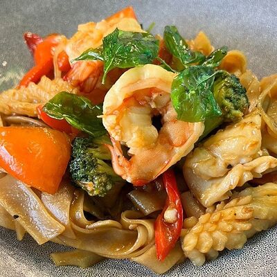 Лапша Пад Ки Мао с морепродуктамив Tsingtao по цене 1110 ₽