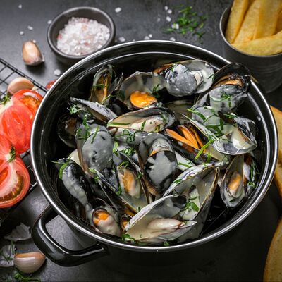 Мидии в соусе Рокфор в Brasserie Lambic по цене 1370 ₽