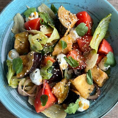 Салат с хрустящими баклажанами в Gosti по цене 659 ₽