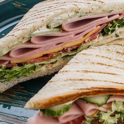 Сэндвич с курицей в Зоя в планке по цене 450 ₽