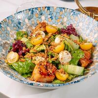 Салат с курицей унаги в SAGA