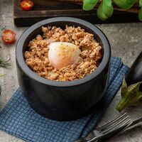 Теплый салат с подкопченным лососем и яйцом пашот в Gustogram