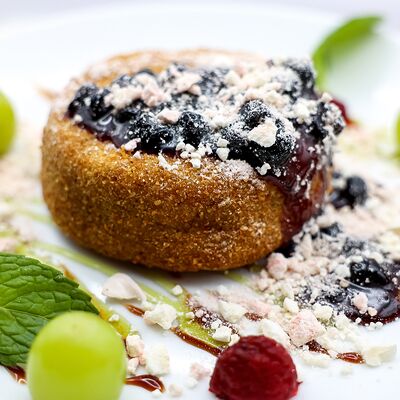 Жареный камамбер с ягодным конфитюром в Собрание по цене 905 ₽