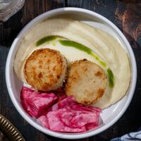 Куриные котлетки с пюре и гурийской квашенной капустойв Хачапури Марико