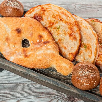 Хлебная корзина из трех видов хлеба в Yunga Tim Fish & Grill по цене 850 ₽