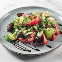 Теплый салат с курицей и баклажанами в DonerMaster