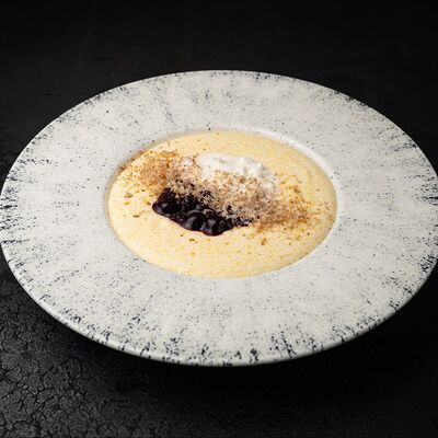 Кремовая полента со смородиновым конфи и страчателлой в Прага по цене 490 ₽