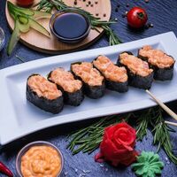 Гункан с лососем в Sushi & Susi