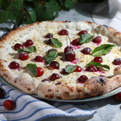 Пицца с рикоттой и черешней в Mama Roma по цене 368 ₽