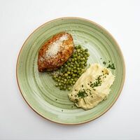Котлета по-киевски с картофельным пюре и зеленым горошком в White Fox Cafe