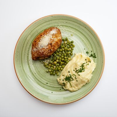 Котлета по-киевски с картофельным пюре и зеленым горошком в White Fox Cafe по цене 975 ₽