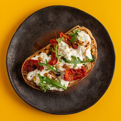 Брускетта со страчателлой (Stracciatella with Bruschetta) в Matteos по цене 560 ₽